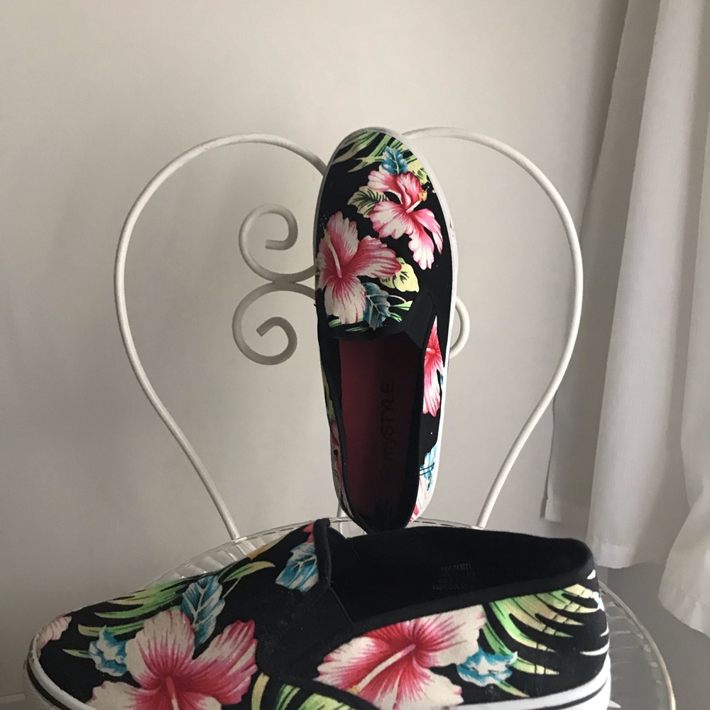 Brand new never worn flower sneaker